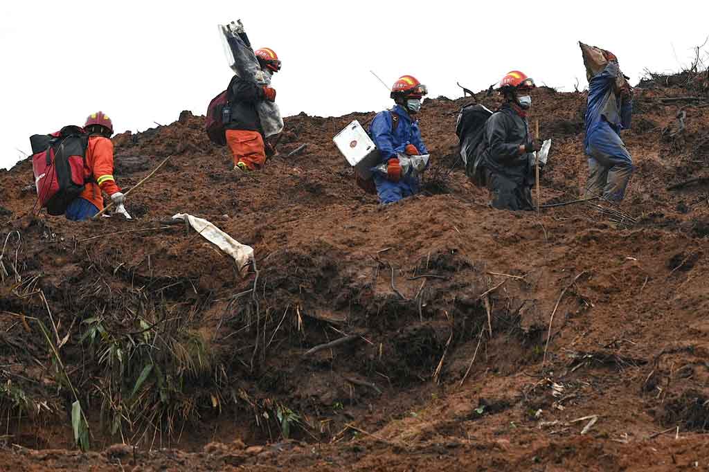 Puing-puing pesawat dan sisa-sisa jenazah serta barang-barang milik penumpang tersebar di area yang luas di perbukitan. Hal ini memperumit pekerjaan para petugas.