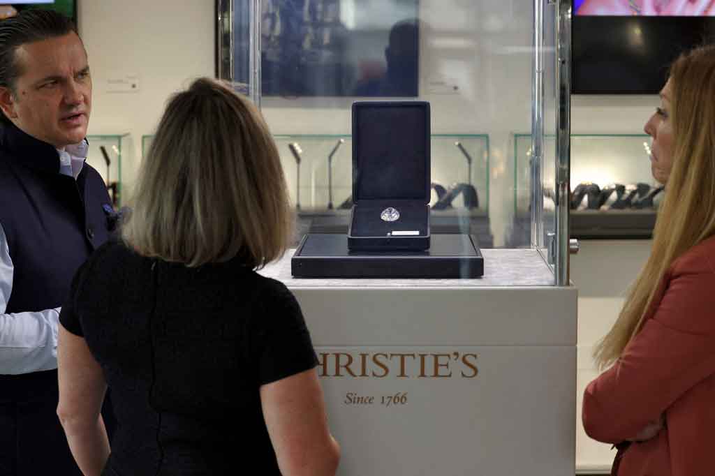 Awal tahun ini, Sotheby's di London menjual 'The Enigma' -- potongan berlian terbesar yang pernah dilelang, dengan berat 555,55 karat -- seharga USD4,3 juta. 