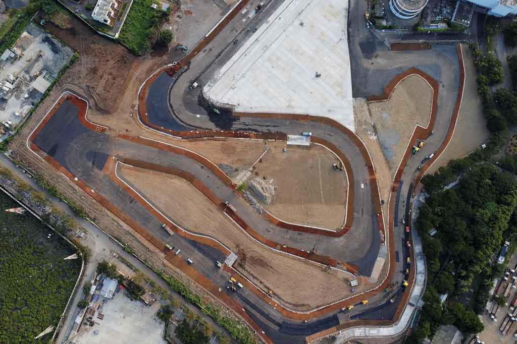 Ia menjelaskan, persentase realisasi pembangunan sirkuit itu belum termasuk garasi tim pembalap (paddock) dan tribun untuk area penonton. Untuk bahan dan posisi tribun, lanjut dia, ditentukan oleh Tim Formula E Operation (FEO). 