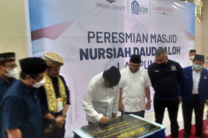 Chairman Media Group, Surya Paloh, meresmikan Masjid Nursiah Daud Paloh di Lampung, Jumat, 25 Maret 2022. Masjid itu diharapkan dapat digunakan untuk kegiatan positif dan bermanfaat bagi karyawan serta masyarakat sekitar.