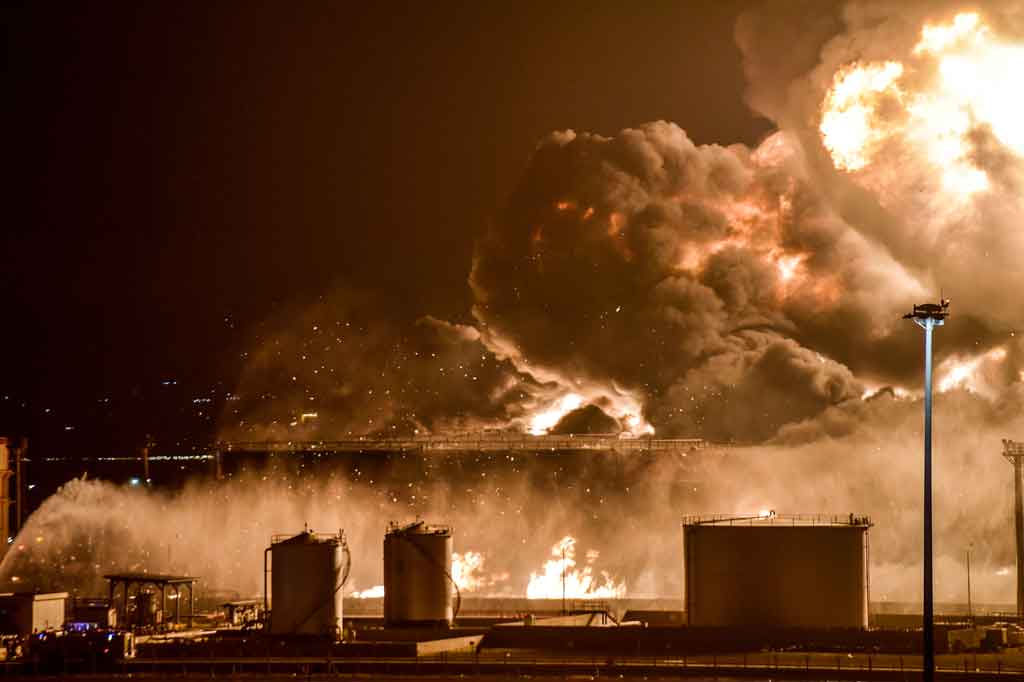 Asap mengepul di dekat sirkuit yang membuat latihan kedua tertunda. Ini merupakan salah satu dari 16 serangan drone dan rudal oleh pemberontak Houthi yang didukung Iran.