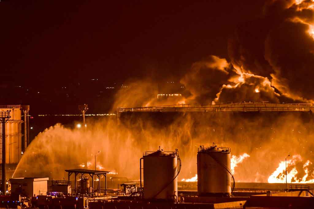 Gelombang serangan datang menjelang ulang tahun ketujuh intervensi militer koalisi pimpinan Saudi terhadap pemberontak di Yaman, sebuah negara yang berada dalam cengkeraman krisis kemanusiaan besar. 