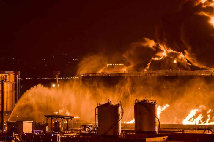 Gelombang serangan datang menjelang ulang tahun ketujuh intervensi militer koalisi pimpinan Saudi terhadap pemberontak di Yaman, sebuah negara yang berada dalam cengkeraman krisis kemanusiaan besar. 
