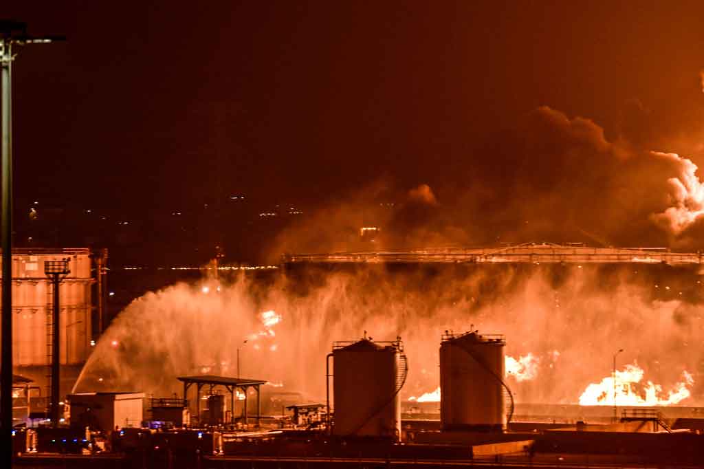 Serangan pemberontak juga menghantam stasiun listrik dan fasilitas air di provinsi Jizan, yang berbatasan dengan Yaman. Koalisi pimpinan Saudi yang memerangi pemberontak yang didukung Iran mengkonfirmasi serangan tersebut.