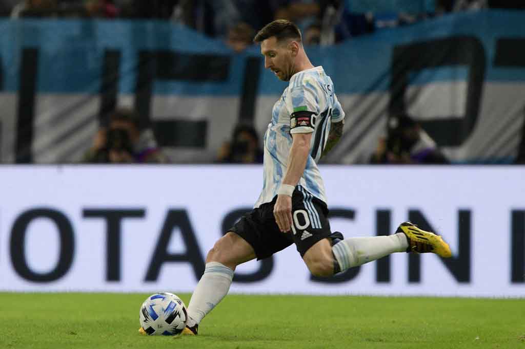 Lionel Messi langsung memberikan ancaman saat pertandingan baru berjalan tiga menit. Pemain Paris Saint-Germain (PSG) itu melepaskan tembakan dari luar kotak penalti. Namun sayang bola masih bisa diantisipasi Wuilker Farinez.