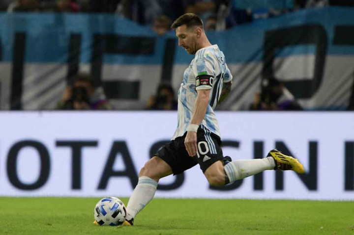 Lionel Messi langsung memberikan ancaman saat pertandingan baru berjalan tiga menit. Pemain Paris Saint-Germain (PSG) itu melepaskan tembakan dari luar kotak penalti. Namun sayang bola masih bisa diantisipasi Wuilker Farinez.