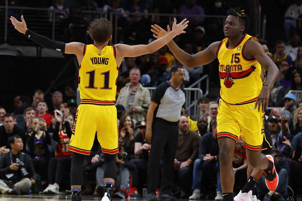 Atlanta Hawks menutup rangkaian pertandingan NBA mereka pekan ini dengan mengalahkan Golden State Warriors 121-110 di State Farm Arena, Georgia, Sabtu, 26 Maret 2022 WIB.