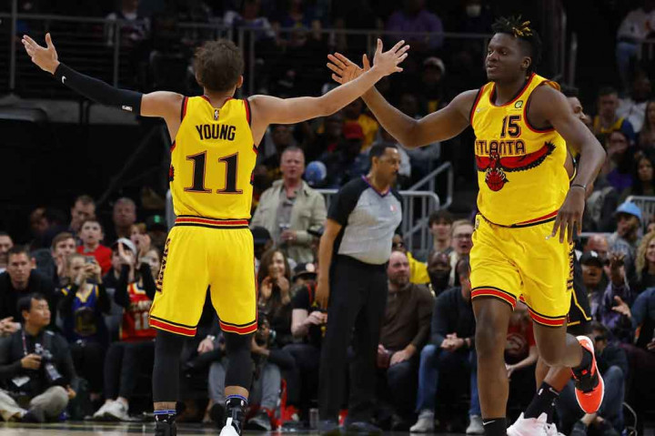 Atlanta Hawks menutup rangkaian pertandingan NBA mereka pekan ini dengan mengalahkan Golden State Warriors 121-110 di State Farm Arena, Georgia, Sabtu, 26 Maret 2022 WIB.