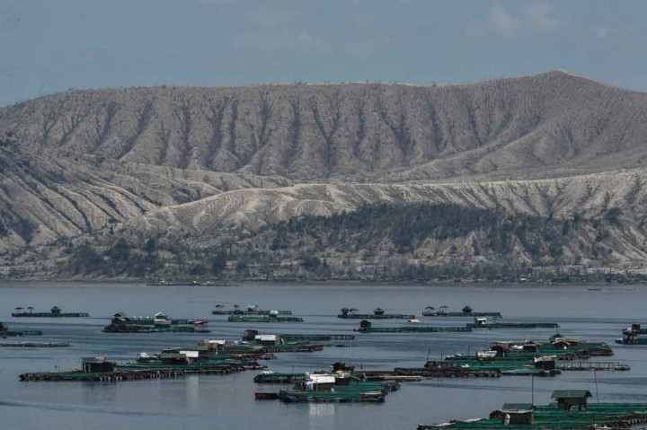Petugas memperingatkan letusan lebih lanjut mungkin terjadi, yang katanya dapat memicu aliran gas, abu, dan puing vulkanik yang berbahaya dan bergerak cepat, serta tsunami.