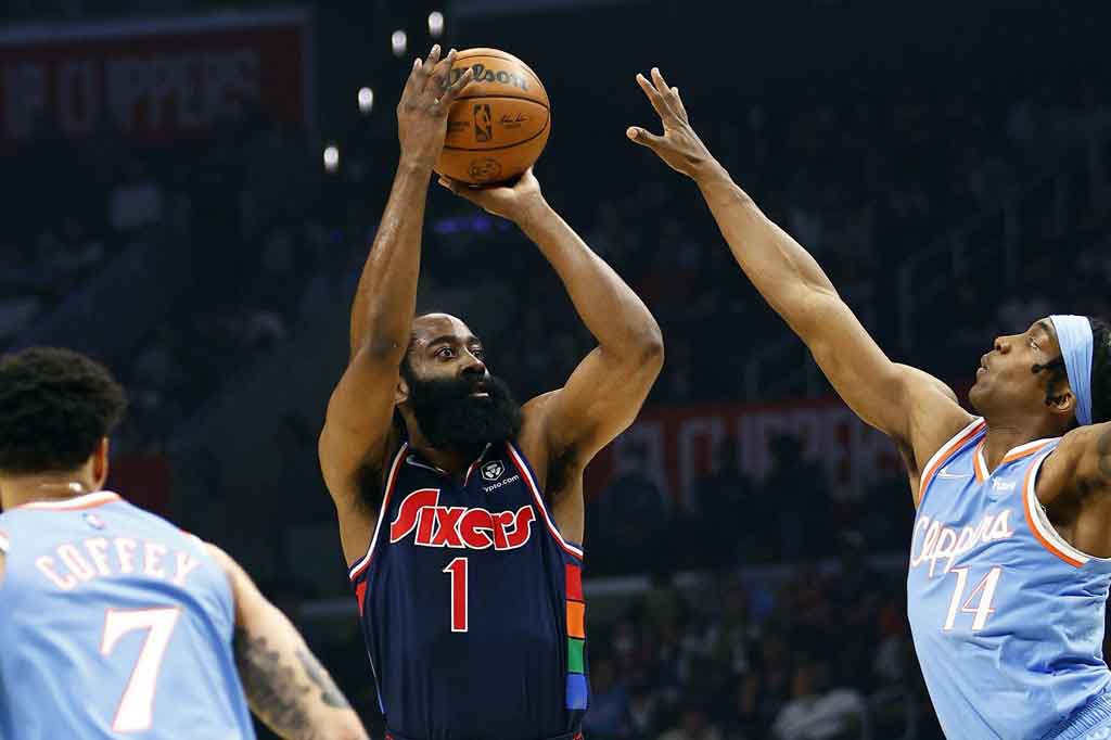 Kombinasi 56 poin yang diraih James Harden dan Joel Embiid mengantarkan Philadelphia 76ers menggulung Los Angeles Clippers 122-97 dalam lanjutan NBA di Crypto.com Arena, California, Sabtu, 26 Maret 2022 WIB.