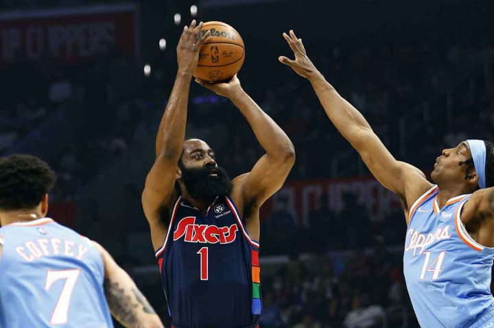 Kombinasi 56 poin yang diraih James Harden dan Joel Embiid mengantarkan Philadelphia 76ers menggulung Los Angeles Clippers 122-97 dalam lanjutan NBA di Crypto.com Arena, California, Sabtu, 26 Maret 2022 WIB.