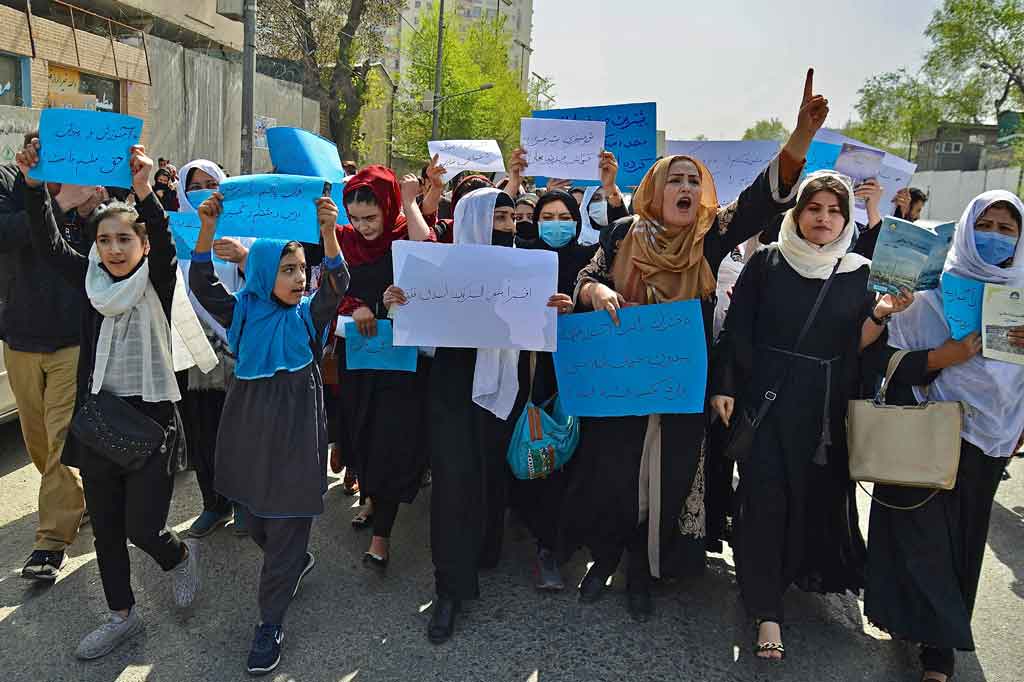 Perempuan dan gadis remaja Afghanistan mengambil bagian dalam protes di depan Kementerian Pendidikan di Kabul pada Sabtu, 26 Maret 2022. Mereka menuntut agar sekolah menengah dibuka kembali untuk anak perempuan.