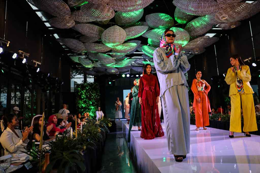 Model mengenakan koleksi Scarf dari Sroja saat peluncuran di Jakarta, Sabtu, 26 Maret 2022. 