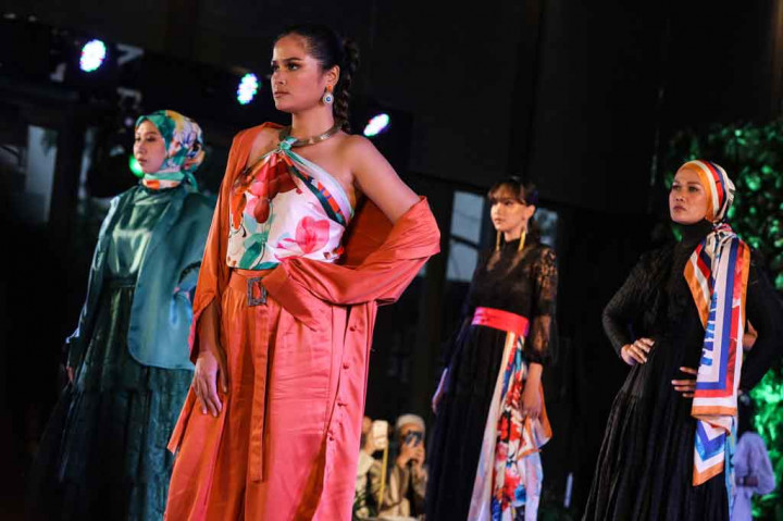 Brand fesyen lokal Sroja memperkenalkan enam koleksi perdana scarf yang bertemakan Foliage: Colors of Mother Nature. 