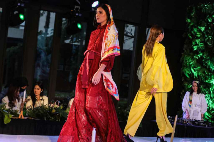 Tema tersebut terinspirasi dari enam macam tanaman indah seperti Monstera, Begonia, Calathea, Philodendron, Arboricola, dan Hoya yang divisualisasikan ke dalam design scarf yang cantik dan penuh makna. 