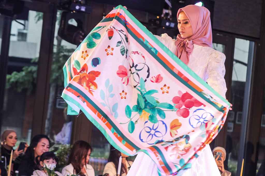 Scarf Sroja memiliki bahan dasar Armani Silk yang sangat cocok dipadupadankan dengan seluruh pattern edisi Foliage, menjadikan scarf Sroja memiliki kesan elegan dan modern. 