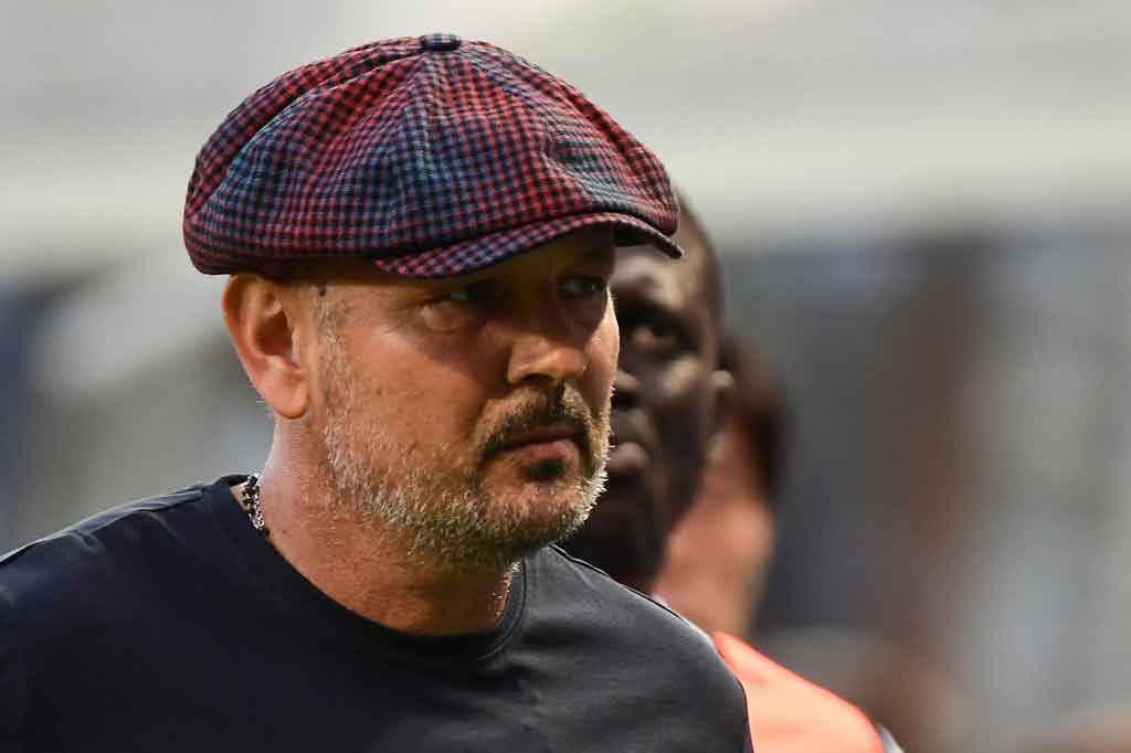 Pelatih Bologna Sinisa Mihajlovic, yang telah berjuang melawan leukemia sejak 2019, pada Sabtu, 26 Maret 2022, mengumumkan bahwa ia akan dirawat di rumah sakit lagi karena risiko kambuh.