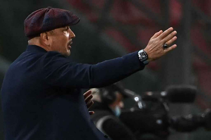 Pemain Serbia -- yang memiliki karir bermain yang luar biasa di Serie A dengan memenangi gelar Serie A dua kali bersama Lazio (2000) dan Inter Milan (2006) -- mengambil alih pelatih Bologna pada 2018 dan mengangkat klub keluar dari zona degradasi ke peringkat 10. 