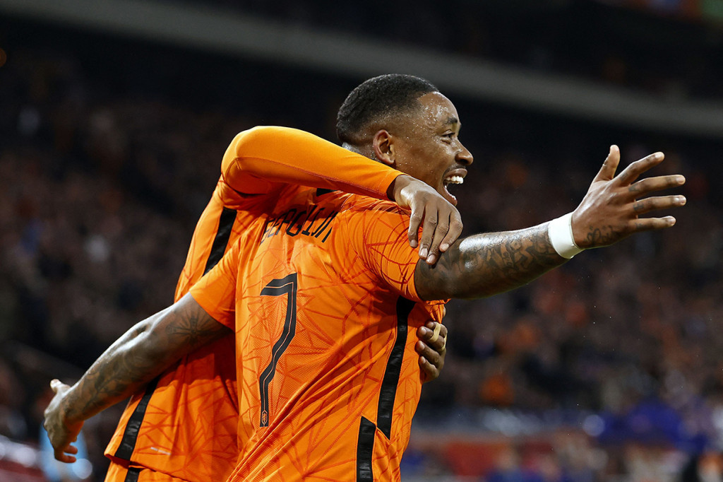 Steven Bergwijn tampil impresif dengan mencetak dua gol masing-masing pada menit ke-16 dan 71.