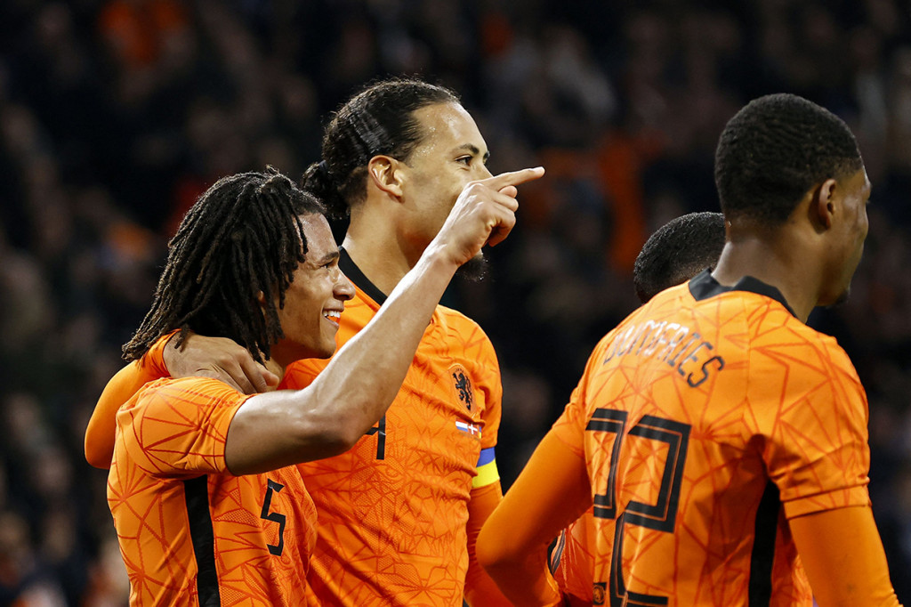 Dua gol de Oranje, julukan timnas Belanda, lainnya dibukukan oleh Nathan Ake (menit ke-29) dan Memphis Depay (38'). 