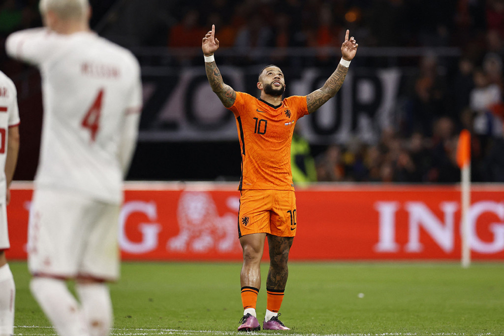 Memphis Depay melakukan selebrasi usai mencetak gol ke gawang Denmark.