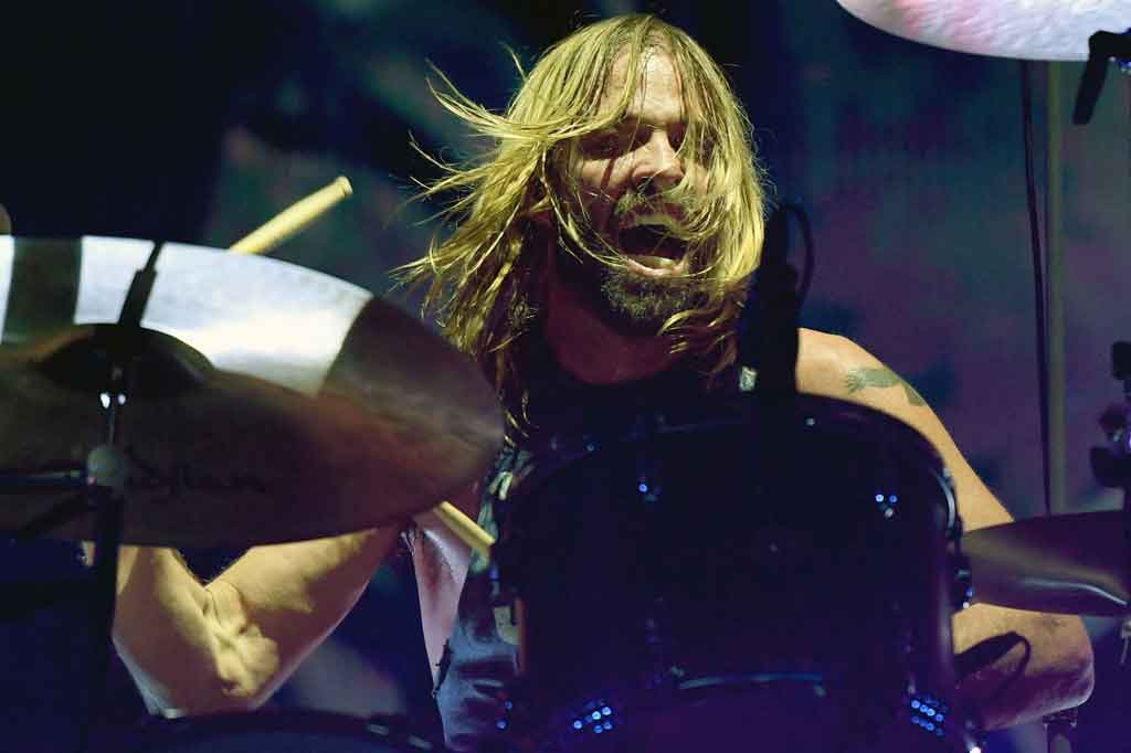 Kabar duka kembali menyelimuti dunia hiburan. Drummer Taylor Hawkins dari grup rock pemenang penghargaan multi-Grammy, Foo Fighters meninggal dunia, Jumat, 25 Maret 2022 waktu setempat. Hawkins meninggal di usia 50 tahun.