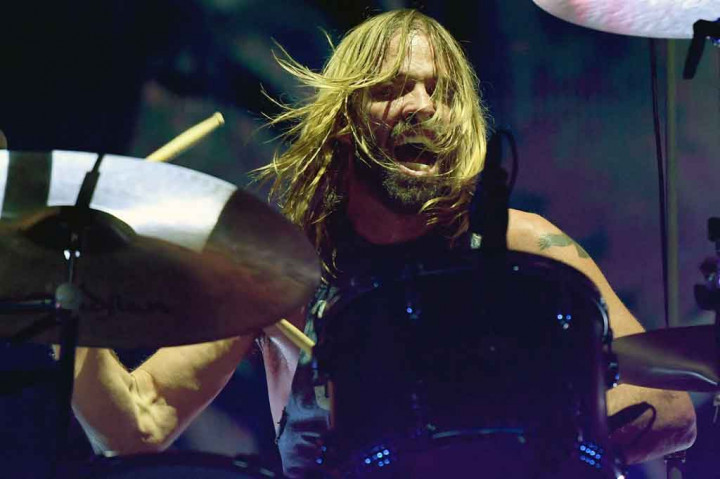 Kabar duka kembali menyelimuti dunia hiburan. Drummer Taylor Hawkins dari grup rock pemenang penghargaan multi-Grammy, Foo Fighters meninggal dunia, Jumat, 25 Maret 2022 waktu setempat. Hawkins meninggal di usia 50 tahun.