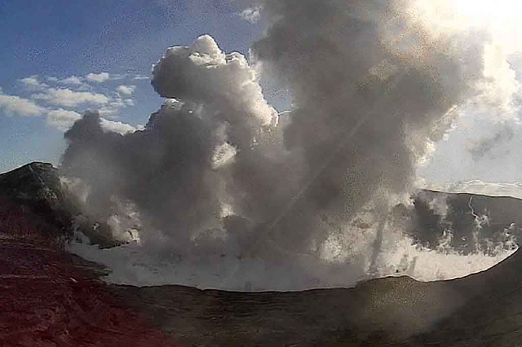 Ribuan orang diperintahkan untuk mengungsi dari rumah mereka setelah gunung berapi di Filipina meletus, mengirim abu dan uap ratusan meter ke langit.