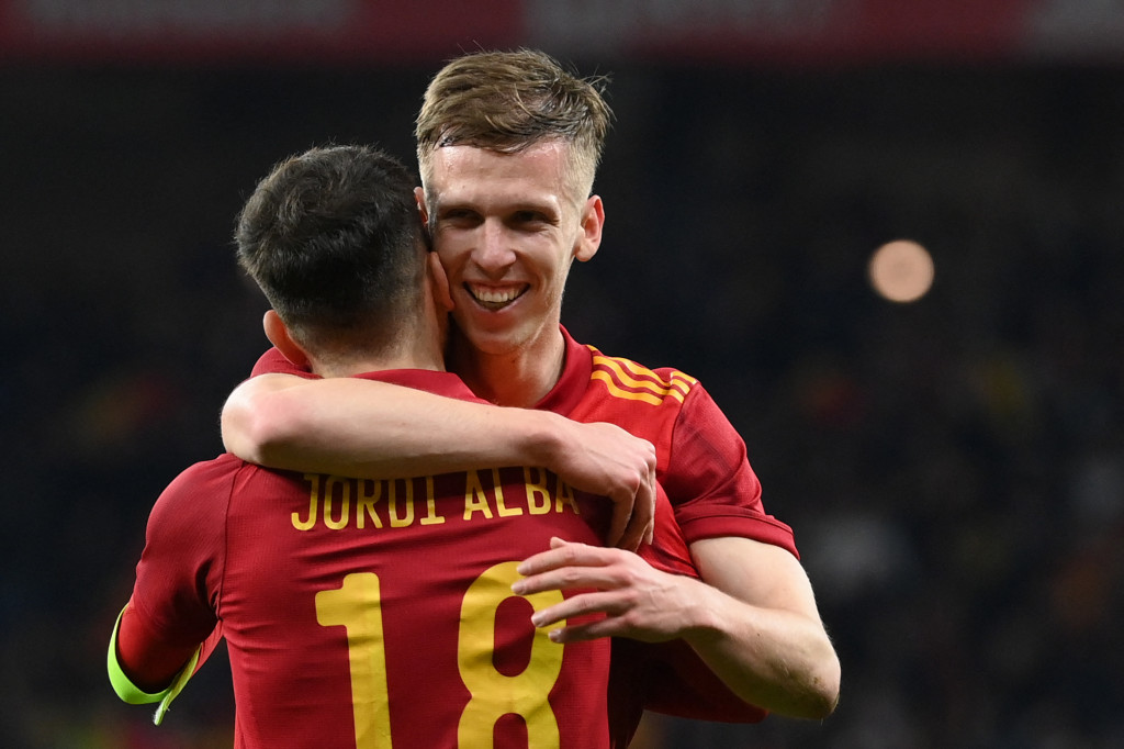 Spanyol kembali unggul lima menit berselang! Umpan Pedri meloloskan Jordi Alba dan diteruskan dengan umpan ke Dani Olmo di dalam kotak penalti. Olmo bergerak memutar dan mengarahkan tembakan terukur ke dalam gawang.