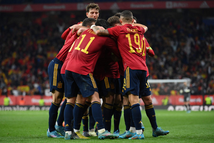 Skor tak berubah lagi sampai peluit panjang berbunyi. Spanyol menang 2-1 atas Albania.