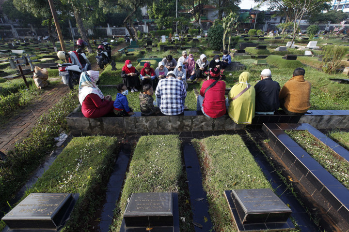 Meski TPU mulai padat dikunjungi warga, tetap ada petugas yang melalukan penjagaan khususnya pengetatan prokes guna mencegah penyebaran virus covid 19.