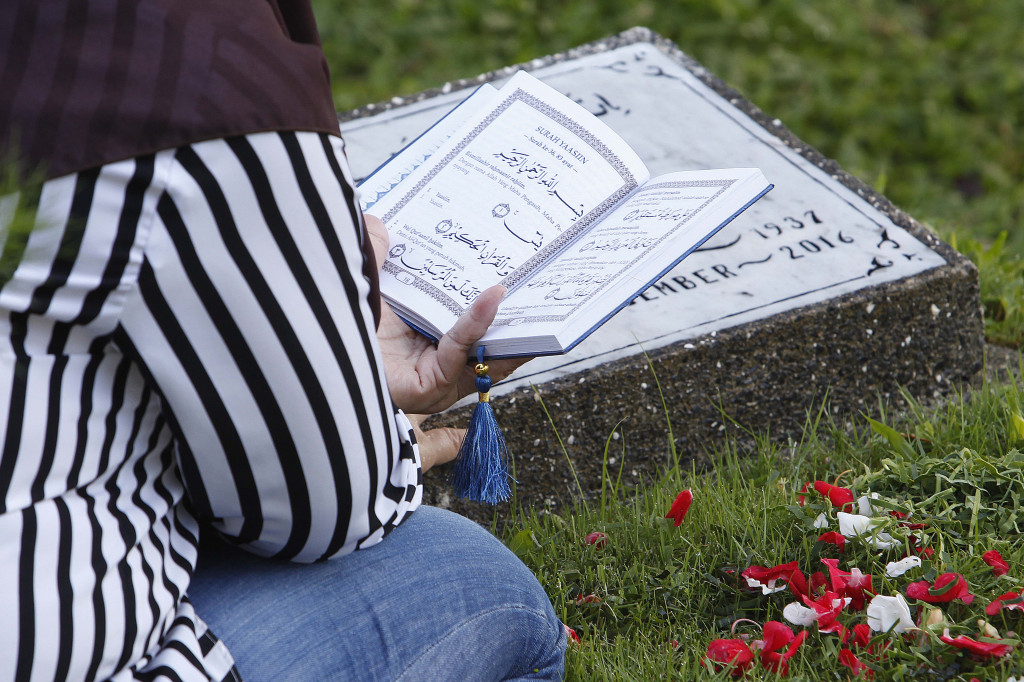 Menjelang bulan Ramadan, umat muslim melakukan ziarah kubur untuk mendoakan sanak keluarga dan kerabat yang sudah wafat. 