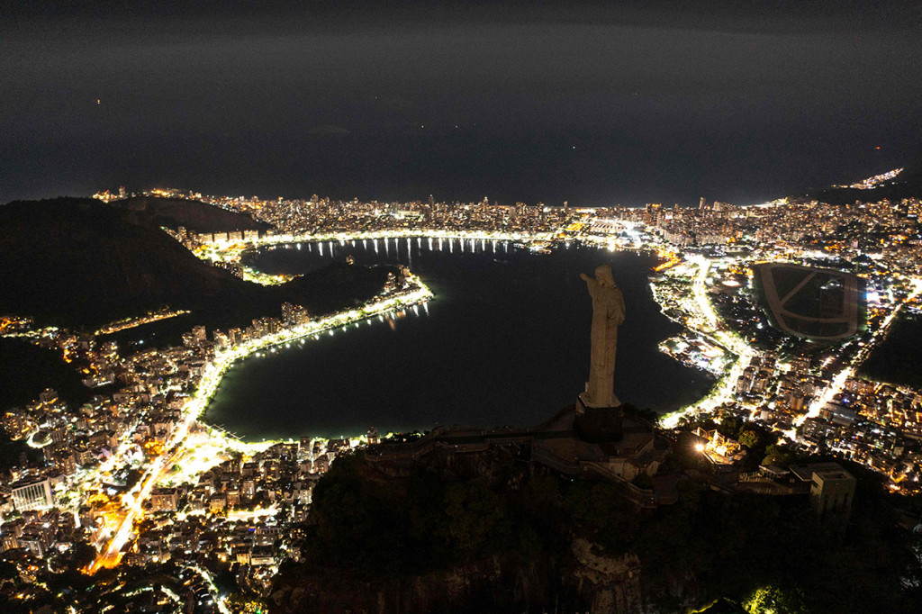 Suasana di kawasan bukit Corcovado di Rio de Janeiro, Brasil, pada 26 Maret 2022, saat Earth Hour 2022.