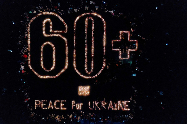 Aktivis menyalakan lilin bertuliskan 