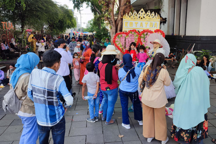 Wisatawan berswafoto saat mengunjungi kawasan Kota Tua, Jakarta, Minggu, 27 Maret 2022.