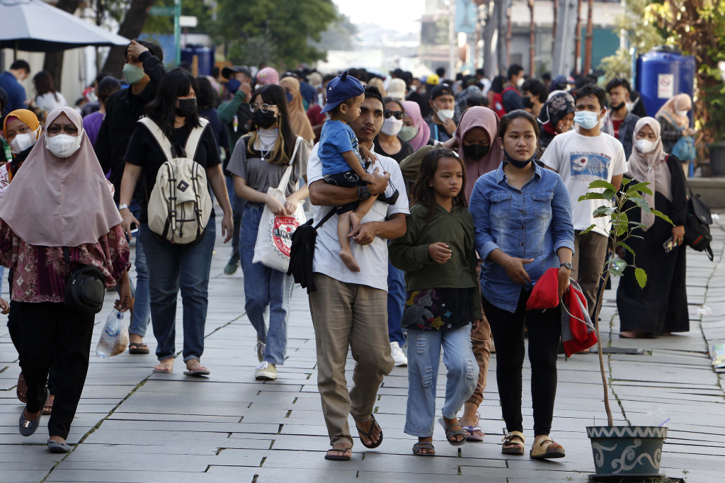 Wisatawan mengunjungi kawasan Kota Tua, Jakarta, Minggu, 27 Maret 2022. 