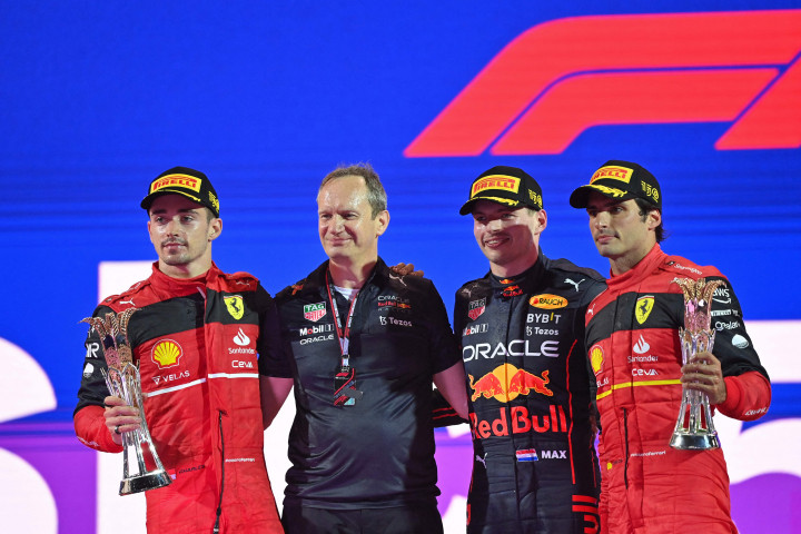 Juara dunia F1 2021 itu mengasapi duo Ferrari, Charles Leclerc dan Carlos Sainz Jr.
