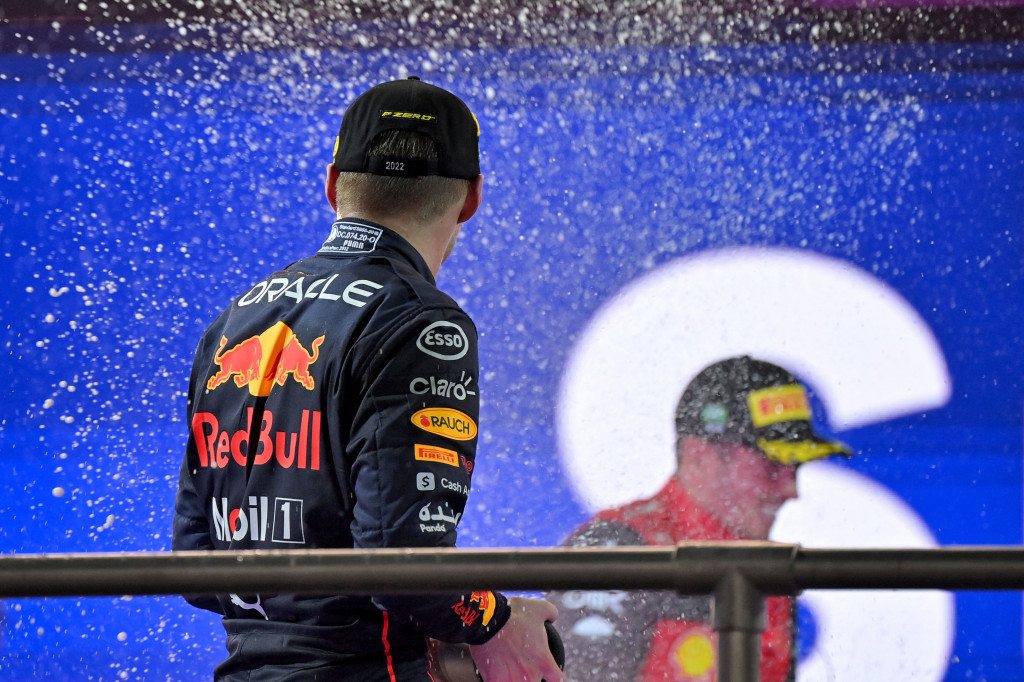 Sementara itu, Leclerc tetap memimpin klasemen sementara dengan 45 poin, unggul atas Sainz (33 poin) dan Verstappen (25 poin).