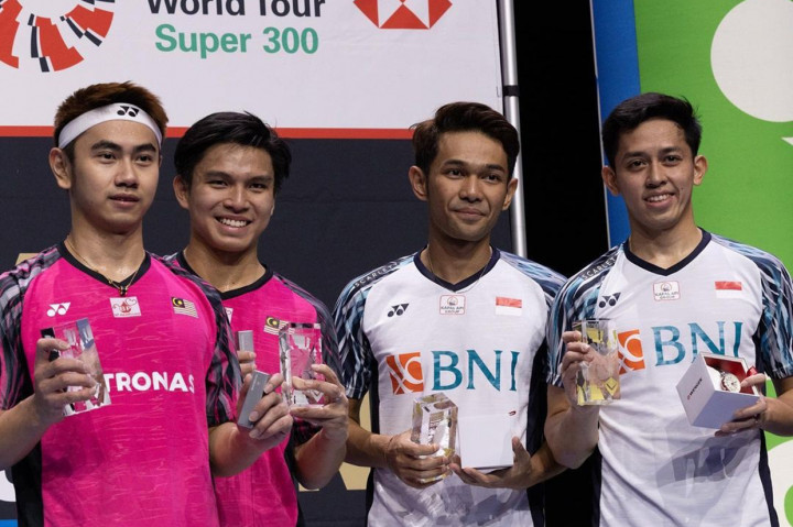 Sementara Fajar/Rian mengalahkan Goh Sze Fei/Nur Izzuddin di laga puncak dengan kemenangan 21-18. 21-19, dalam waktu 40 menit.