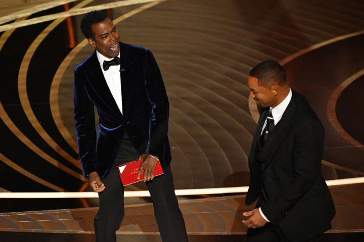 Suasana Piala Oscar 2022 mendadak tegang ketika terjadi insiden Will Smith naik ke atas panggung menampar Chris Rock. Will Smith tak terima Chris Rock membuat lelucon tentang istrinya, Jada Pinkett Smith.