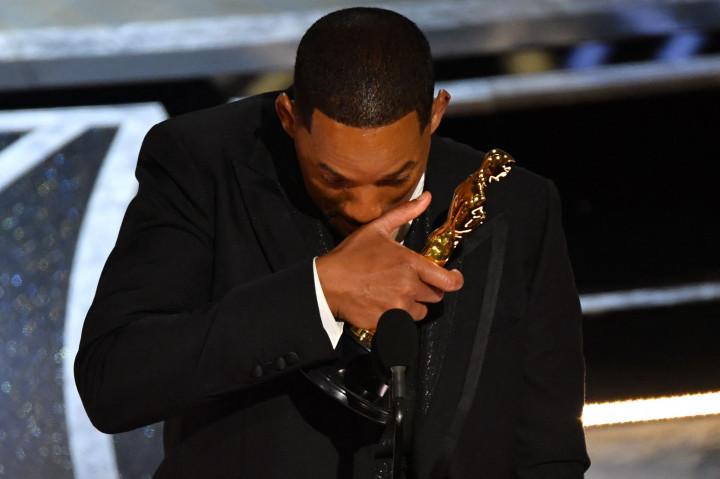 Diiringi tepuk tangan penonton, Will Smith berurai air mata saat menerima Piala Oscar.