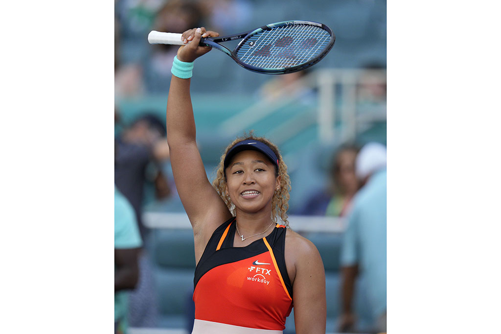 Naomi Osaka melakukan selebrasi usai melaju ke babak perempat final Miami Open usai menundukkan Alison Riske di babak 16 besar, Senin, 28 Maret 2022 waktu setempat.