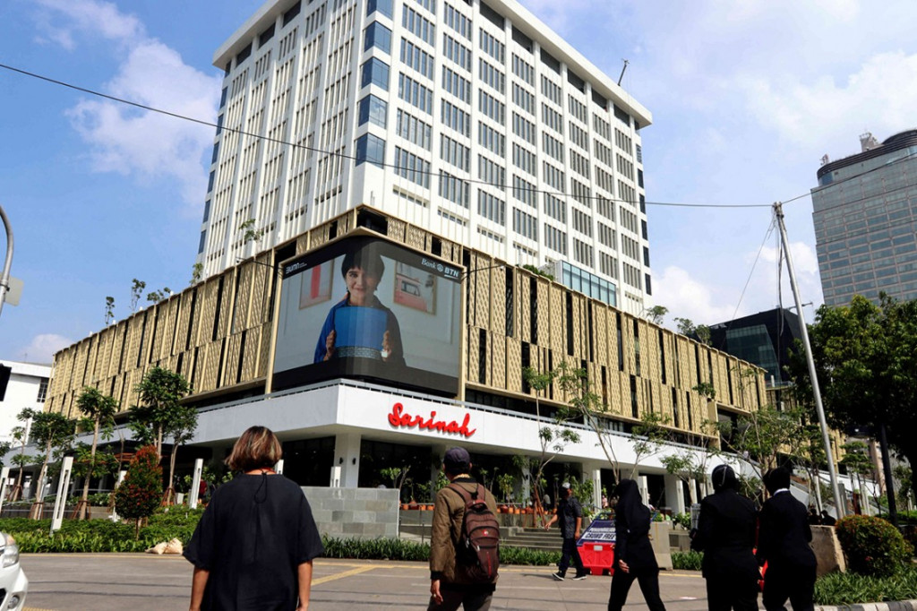 Sepekan sudah Mal Sarinah resmi beroperasi dengan wajah baru usai direnovasi. Masyarakat masih tampak antusias mengunjungi mal yang terletak di Jalan MH Thamrin, Jakarta Pusat, Senin, 28 Maret 2022.