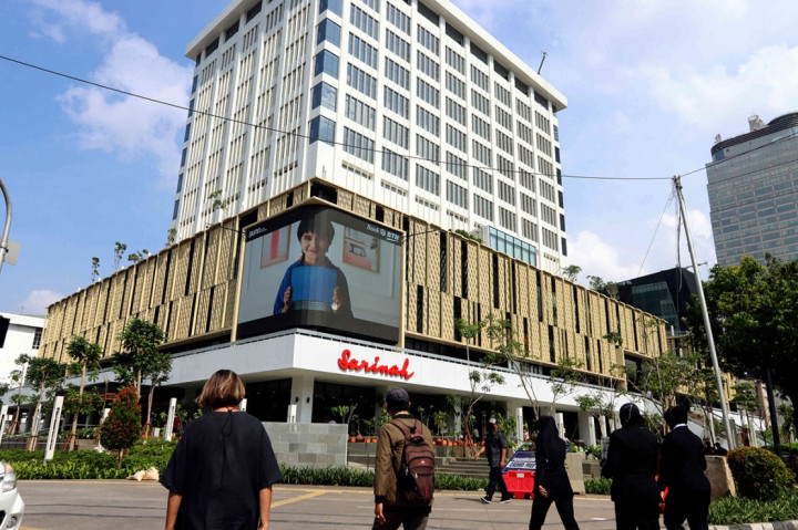 Sepekan sudah Mal Sarinah resmi beroperasi dengan wajah baru usai direnovasi. Masyarakat masih tampak antusias mengunjungi mal yang terletak di Jalan MH Thamrin, Jakarta Pusat, Senin, 28 Maret 2022.