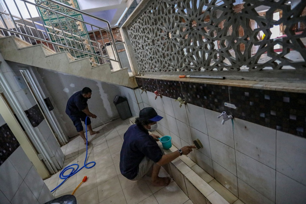 Relawan Onta Merah membersihkan Masjid Al Hidayah di Depok, Jawa Barat, Senin, 28 Maret 2022. Aksi bersih-bersih dilakukan menjelang datangnya bulan suci Ramadan.