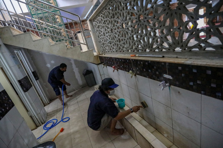 Relawan Onta Merah membersihkan Masjid Al Hidayah di Depok, Jawa Barat, Senin, 28 Maret 2022. Aksi bersih-bersih dilakukan menjelang datangnya bulan suci Ramadan.