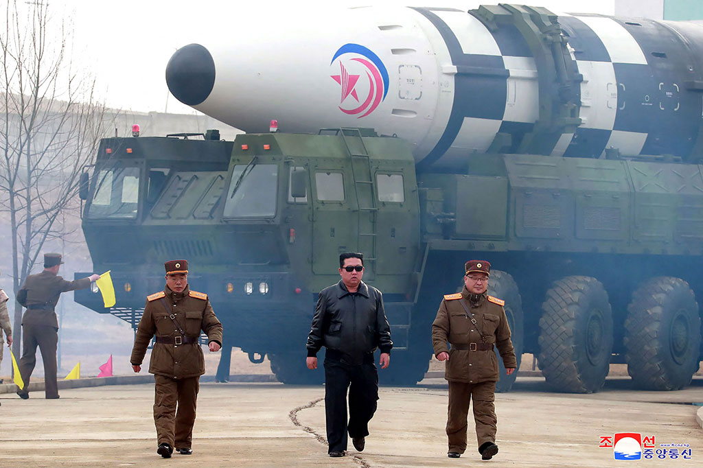 Pemimpin Korea Utara Kim Jong-un (tengah) berjalan di depan rudal balistik antarbenua (ICBM) Hwasongpho-17 baru sebelum uji coba peluncuran di Korea Utara, Kamis, 24 Maret 2022. 