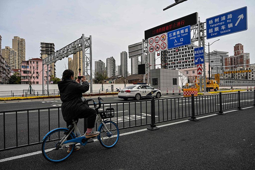 Untuk menekan penularan, Shanghai memberlakukan kebijakan pembatasan total atau lockdown secara bergantian di dua wilayah. Selama lockdown, pemerintah setempat menggencarkan tes covid-19 secara massal.