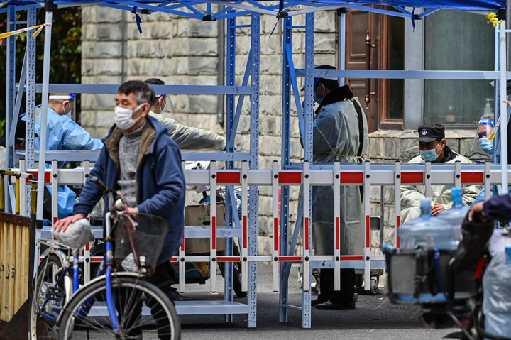 Pemerintah menerapkan penutupan dalam dua tahap di kota berpenduduk 25 juta orang itu. Tujuannya agar perekonomian Shanghai tetap bisa berjalan.