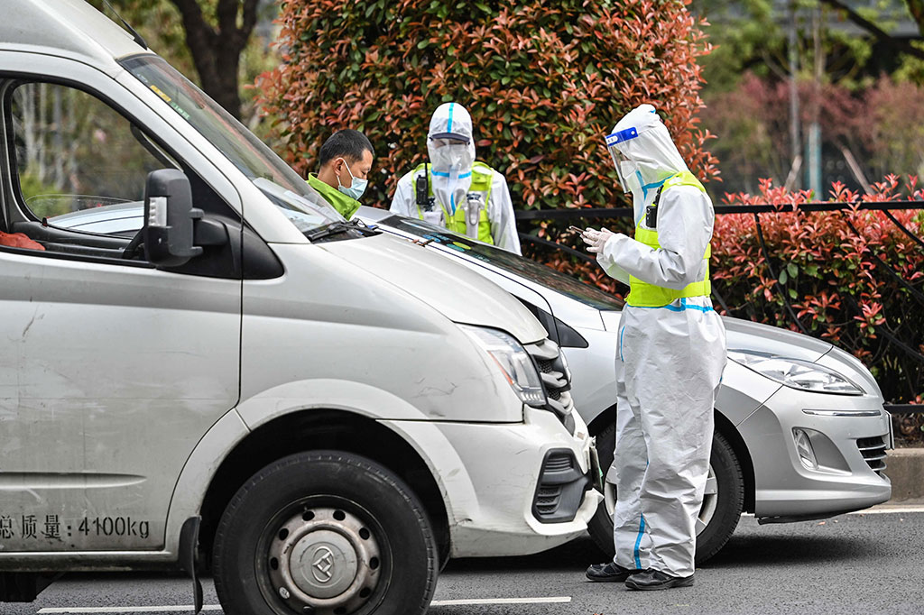 Shanghai kini memang menjadi pusat penularan covid-19 di Tiongkok. Rekor 3.500 kasus baru, misalnya, dilaporkan terjadi Seni, 28 Maret 2022.